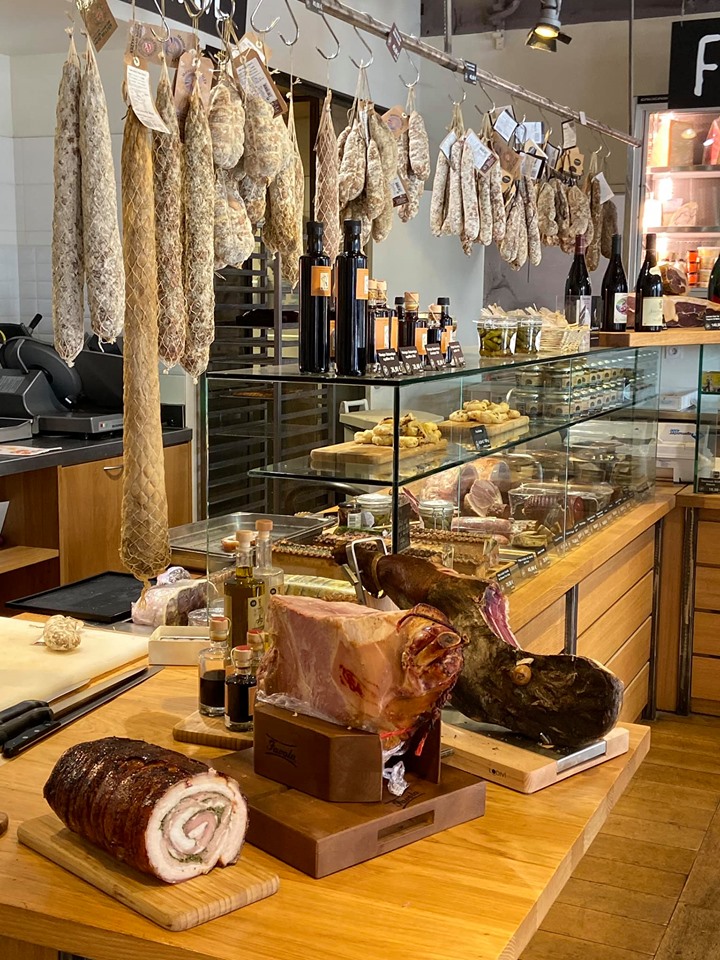 zone de la boucherie avec de la viande séchée pendue