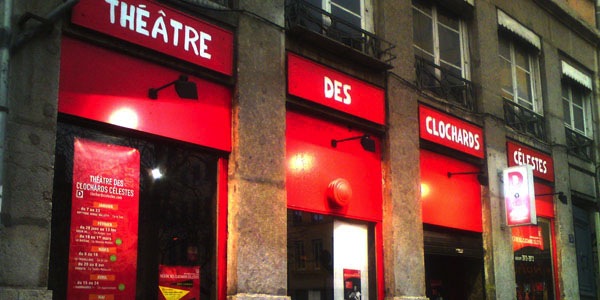 devanture rouge et avec lumière d'un théatre