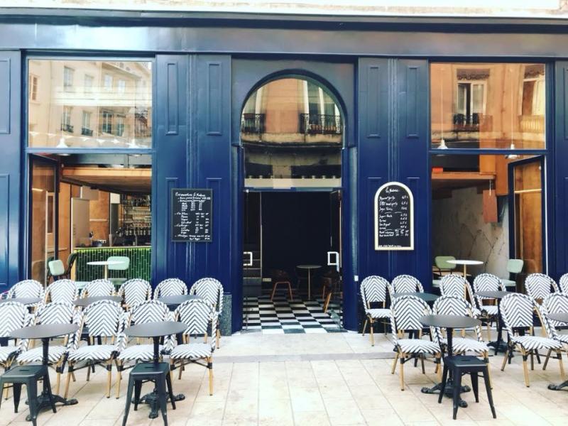 Terrasse sur rue de l'établissement 