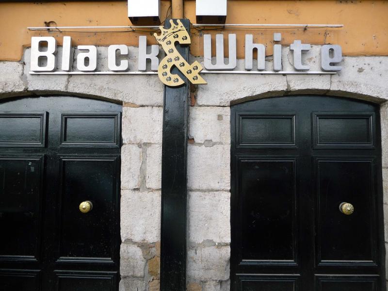 entrée avec grandes portes noires
