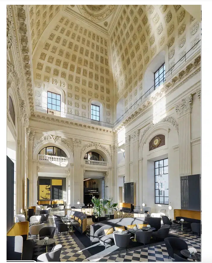 Hall lumineux et moulure au plafond
