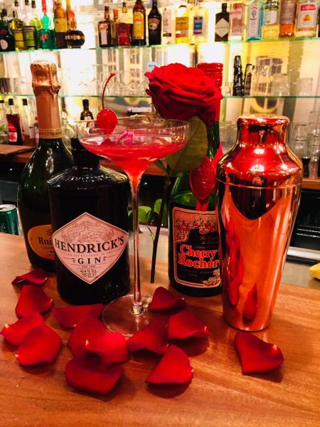 plateau romantique avec cocktail et rose