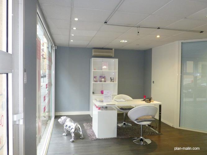 accueil du salon avec bureau