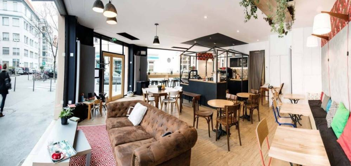 intérieur du café avec tables et canapé 