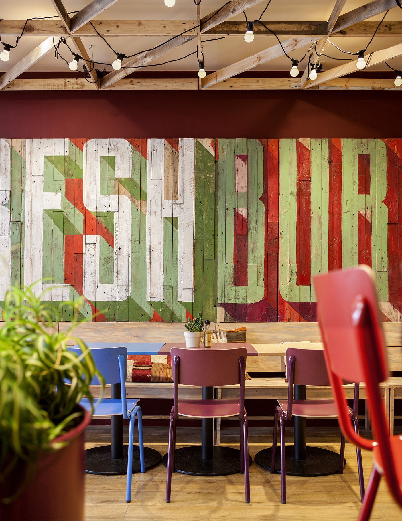 décoration verte à l'intérieur du resto 