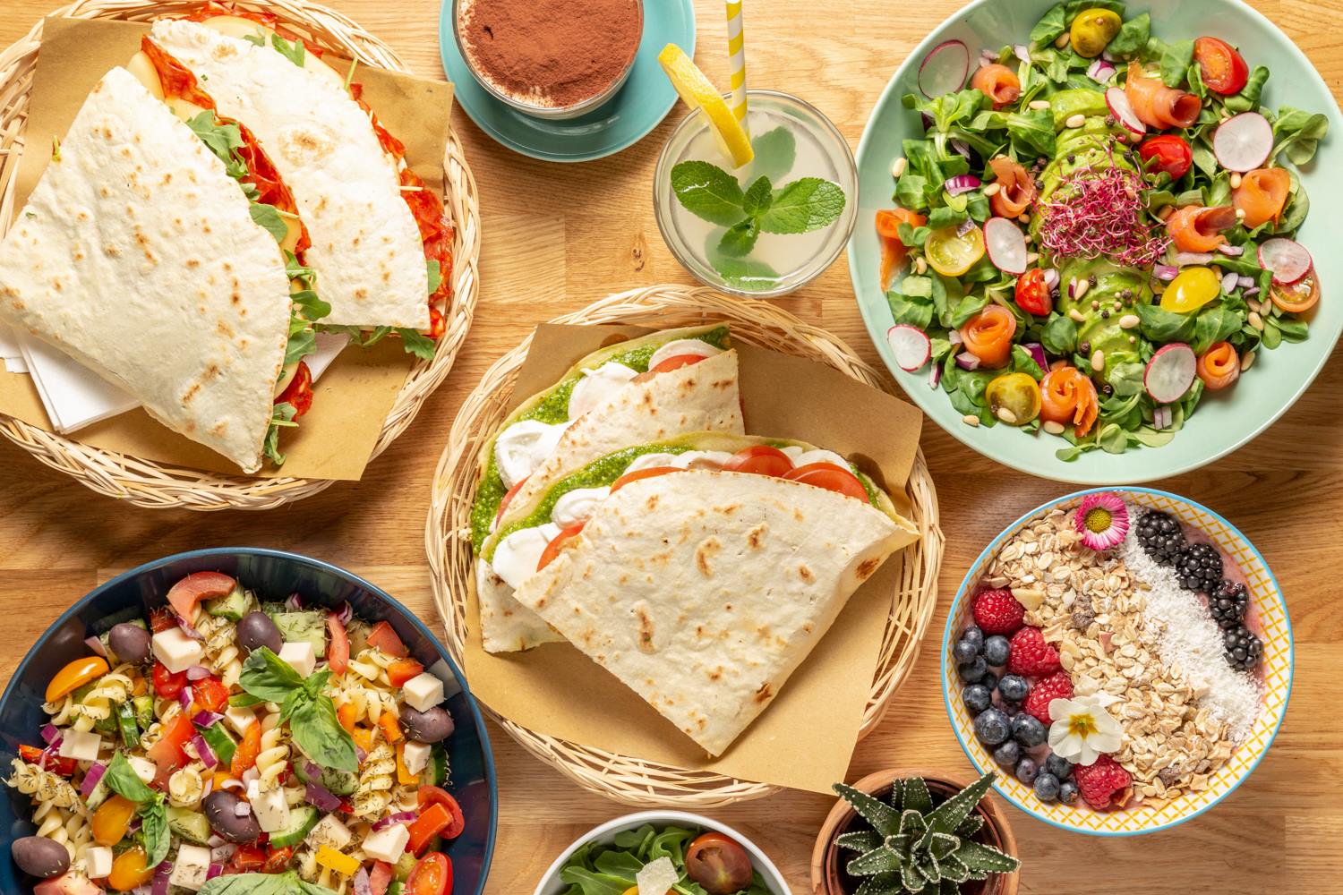 table de nourriture italienne fraiche avec salade et pita