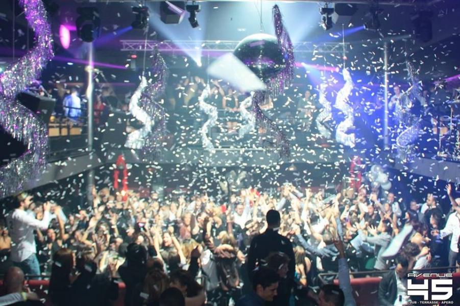 boite de nuit remplie avec cotillons qui tombent