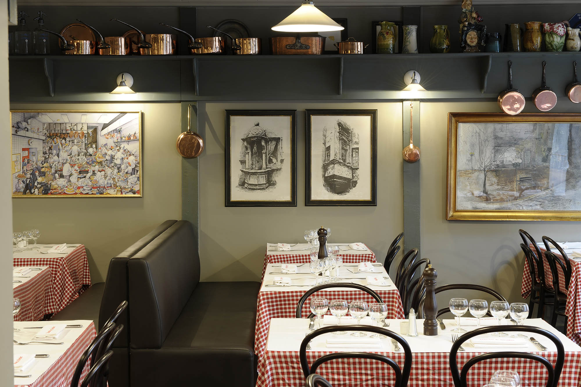 tables et intérieur du restaurant