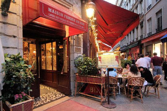 entrée et terrasse du bouchon Le Mercière