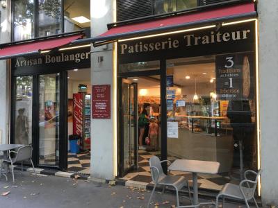 Devanture de la boulangerie vue de la rue