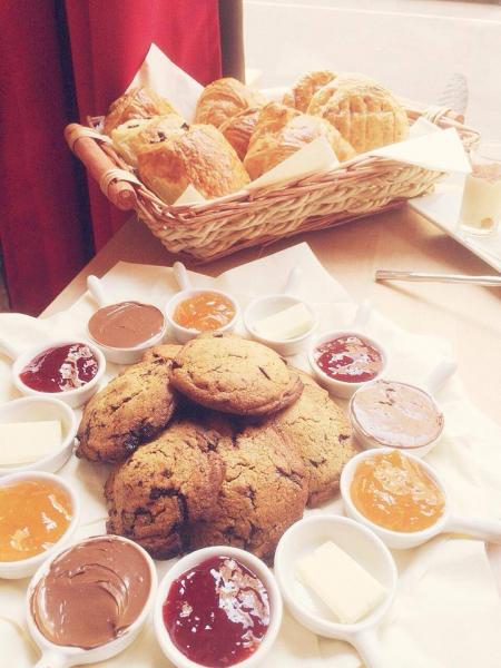 brunch cookies confiture croissants