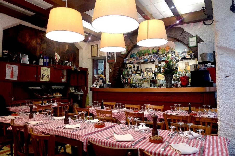 intérieur de restaurant, table avec nappes à carreaux rouges et blancs
