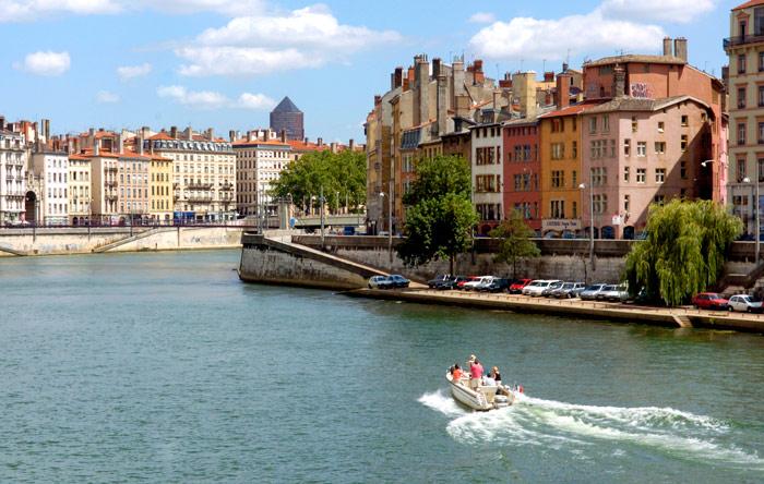 bateau naviguant sur le Saône