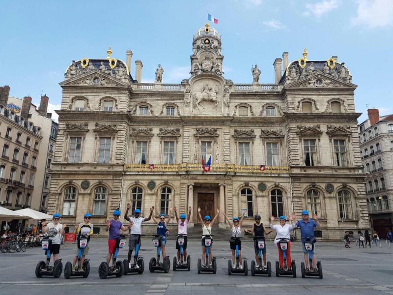 groupe de personne sur des engins électriques place des terreaux, à Lyon