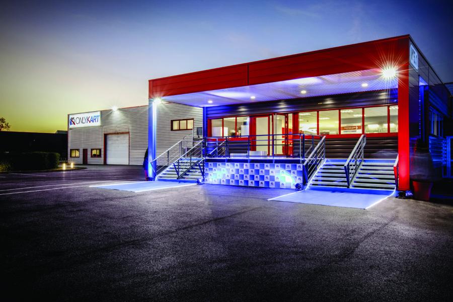 entrée de la salle de karting de nuit, néons allumés