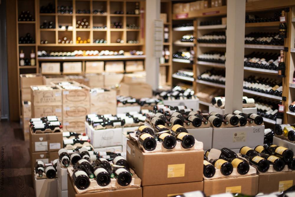 cave à vins avec de nombreuses bouteilles
