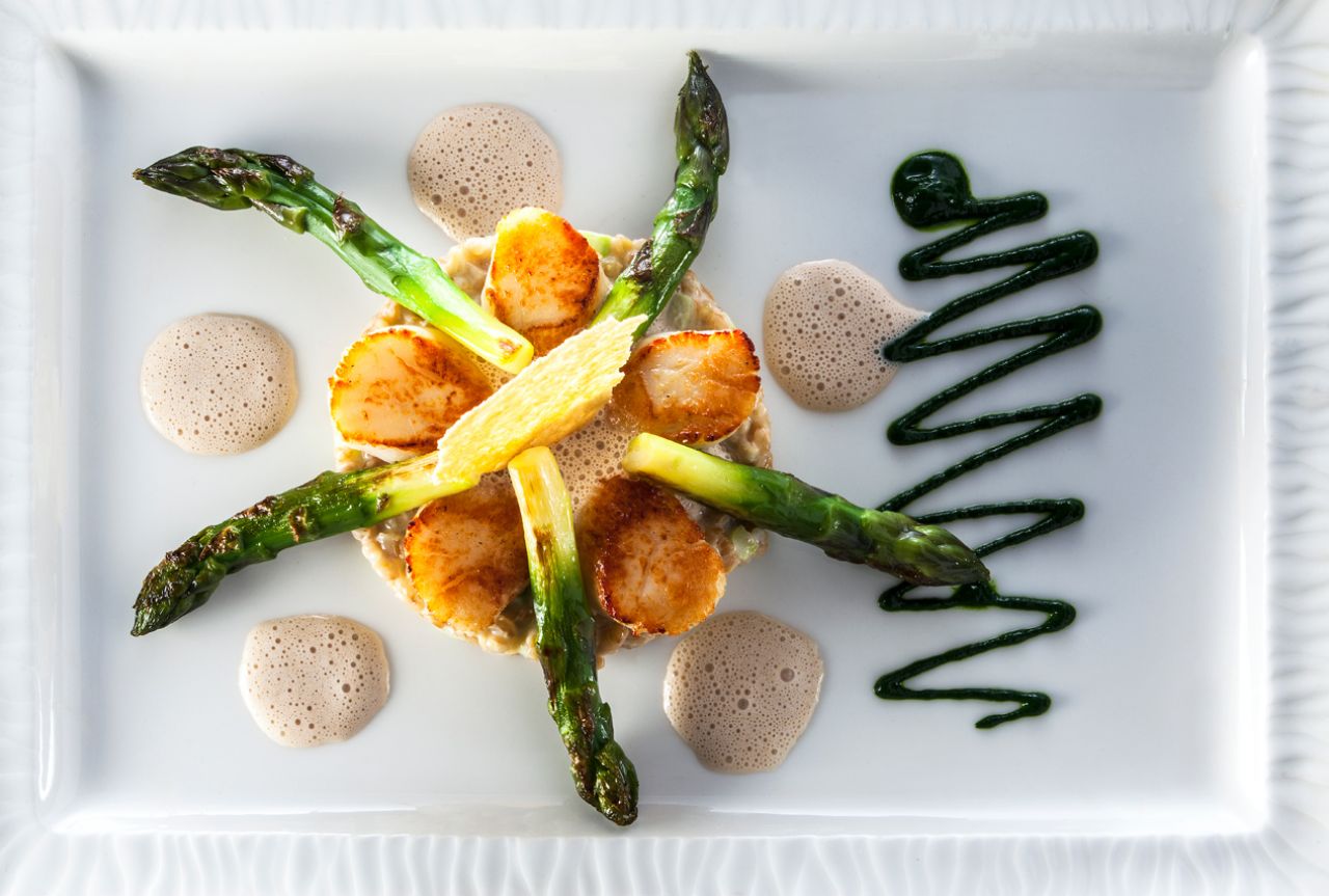 magnifique entrée à base d'asperge et de coquilles saint jacques