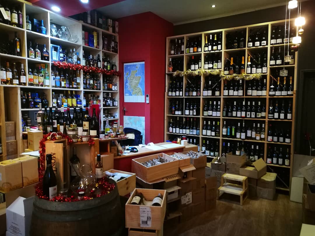 étagères remplies de vin 