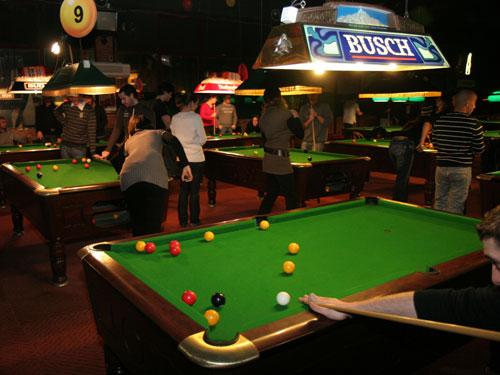 nombreux personnes jouant au billard
