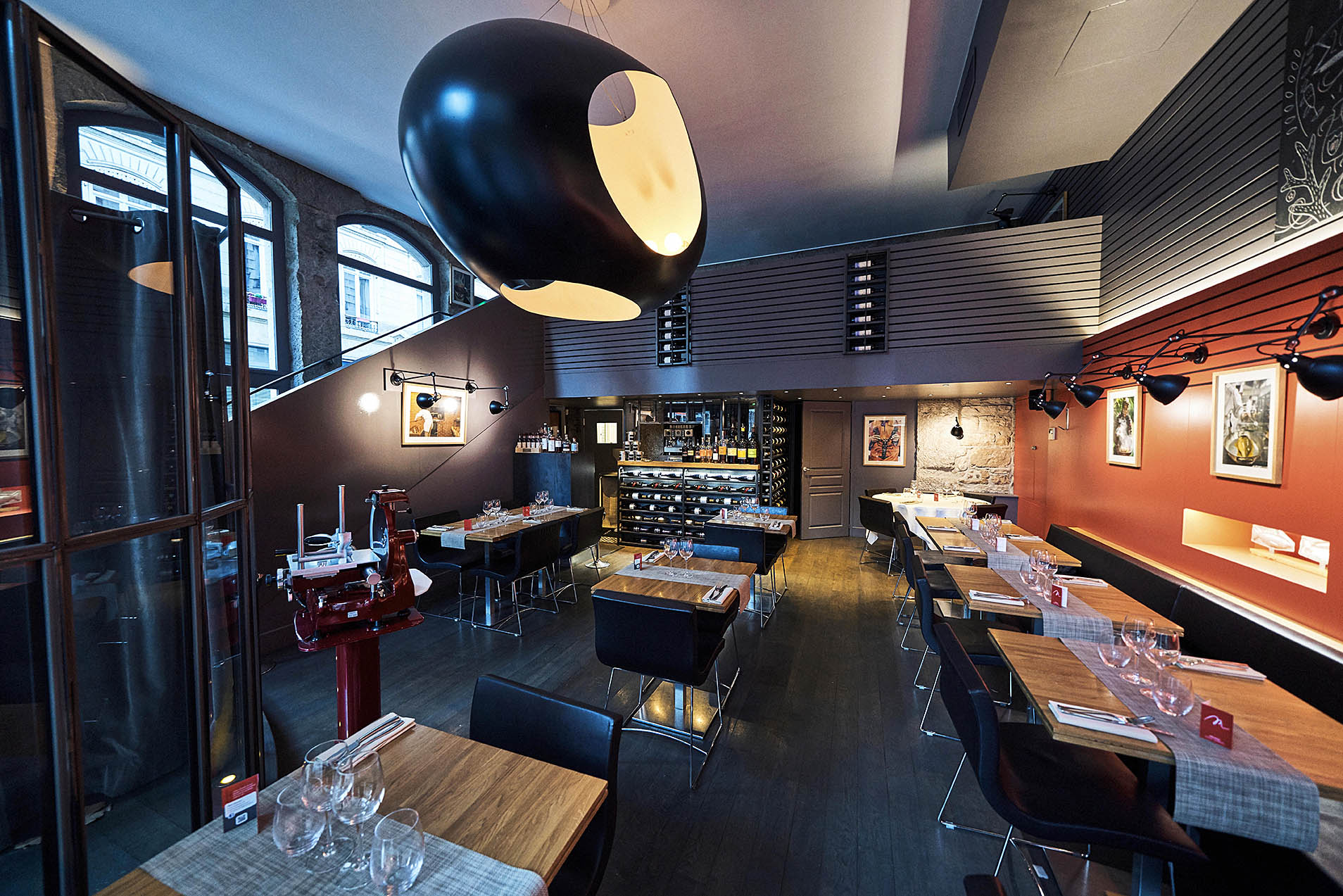 intérieur du restaurant avec des tables dressées
