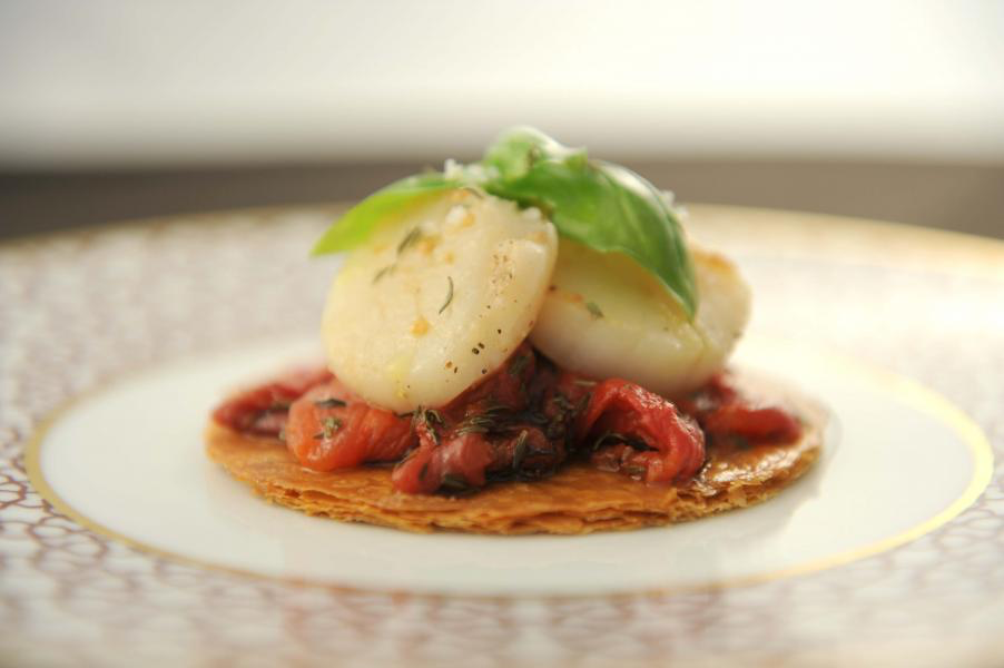 saint-jacques sur une tartelette et des tomates