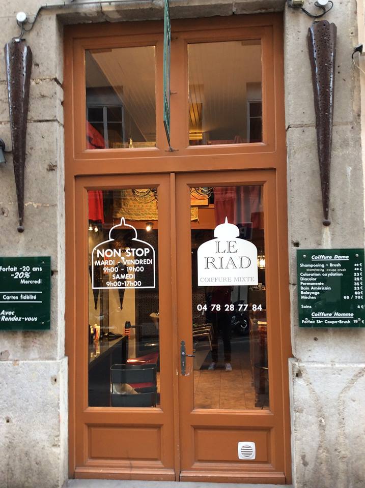 devanture du salon de coiffure porte en bois 