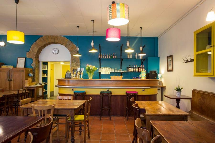 Restaurant à l'intérieur coloré 