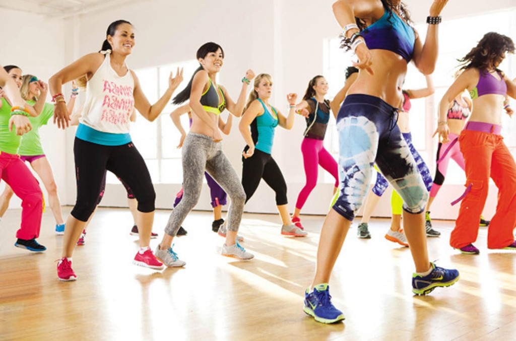 Des femmes qui suivent un cours de sport