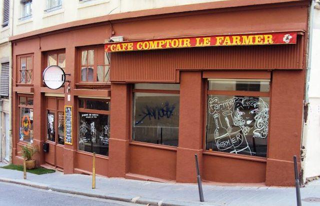 vue de la rue de Le Farmer, devanture marron et taguée