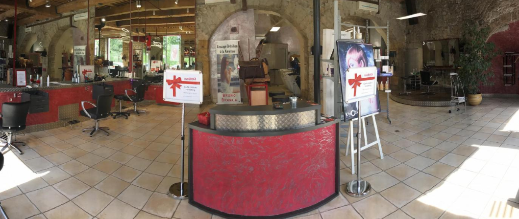 entrée du salon de coiffure 