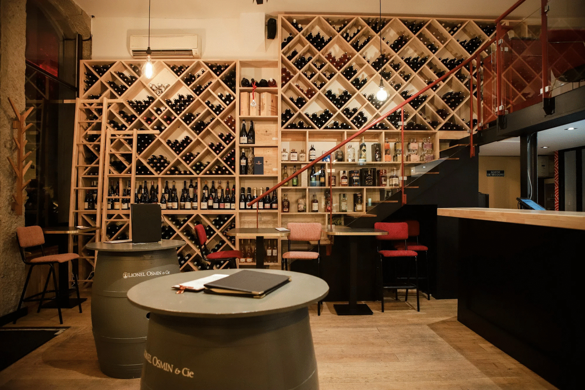 Bar à vin, caviste, boire un verre, vins