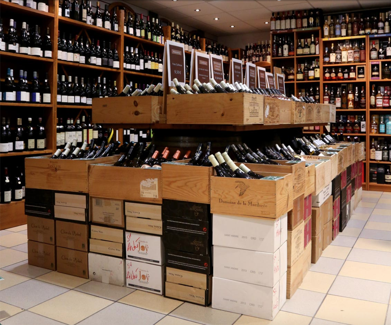 Caisses de vins empilées