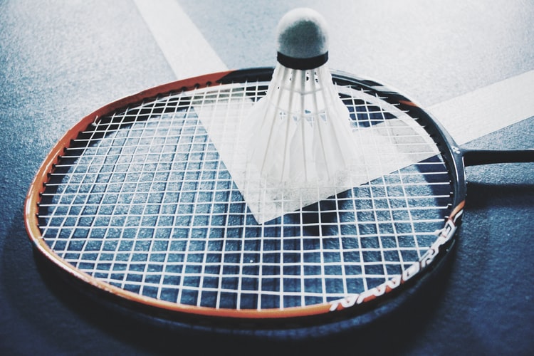 volant et raquette de badminton