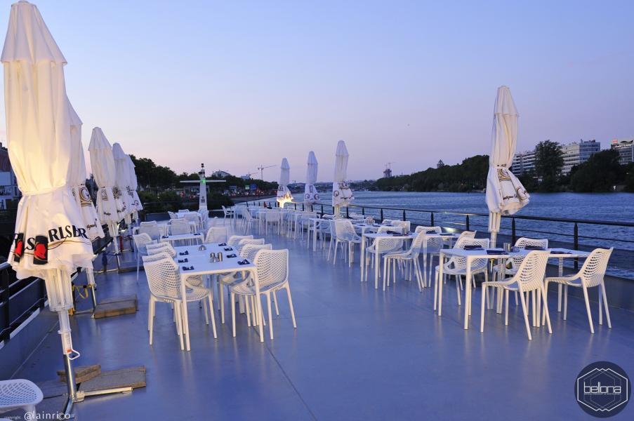 Bar, restaurant sur un bateau, terrasse exterieur