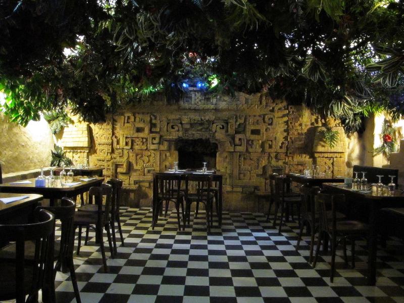 restaurant à l'ambiance végétale, sombre 