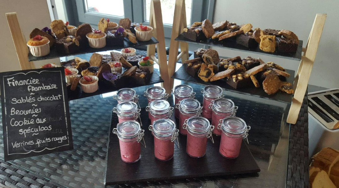 brunch, choix de produits, croissants, fruits