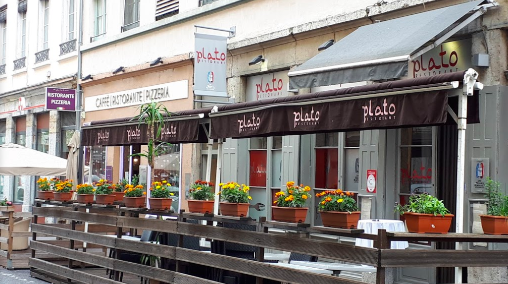 Terrasse fleurie en bois d'un restaurant