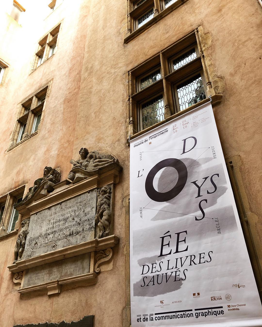 façade d'immeuble avec banderole " Odysée"