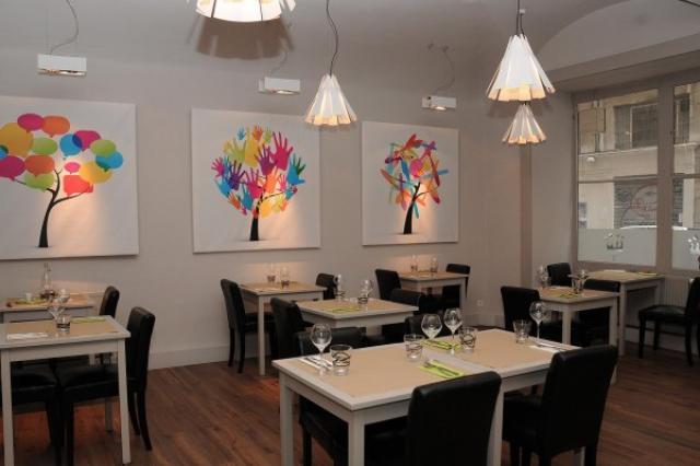 intérieur du restaurant avec les tables dressées 