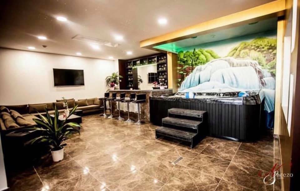 intérieur du Royal Spa, jaccuzi, bar