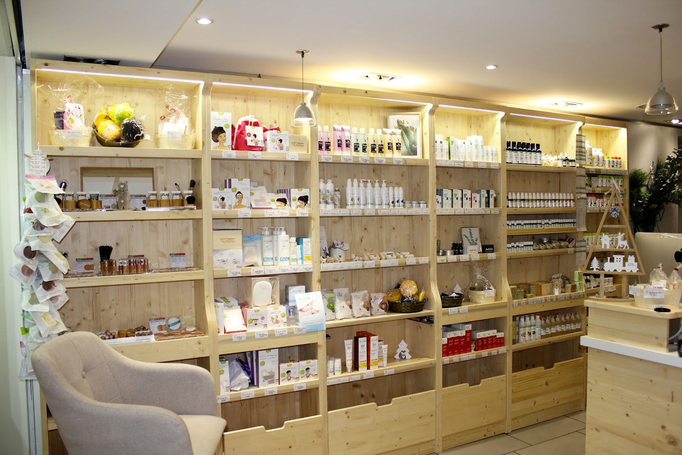 étagère du magasin Aroma Beauté remplie de produits naturels