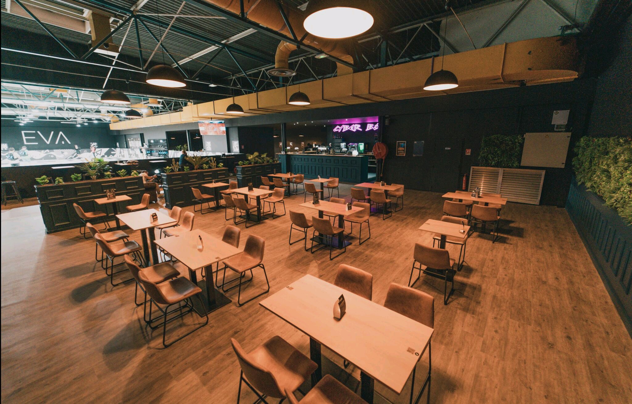 Salle d'intérieur, tables et chaises modernes