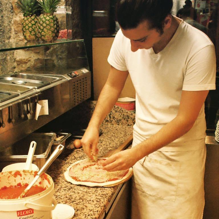 Pizza artisanale, préparation à la main 