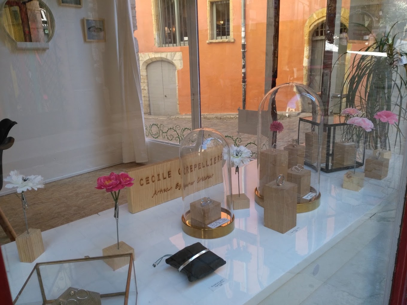 bijoux en vitrine fabriqué artisanalement