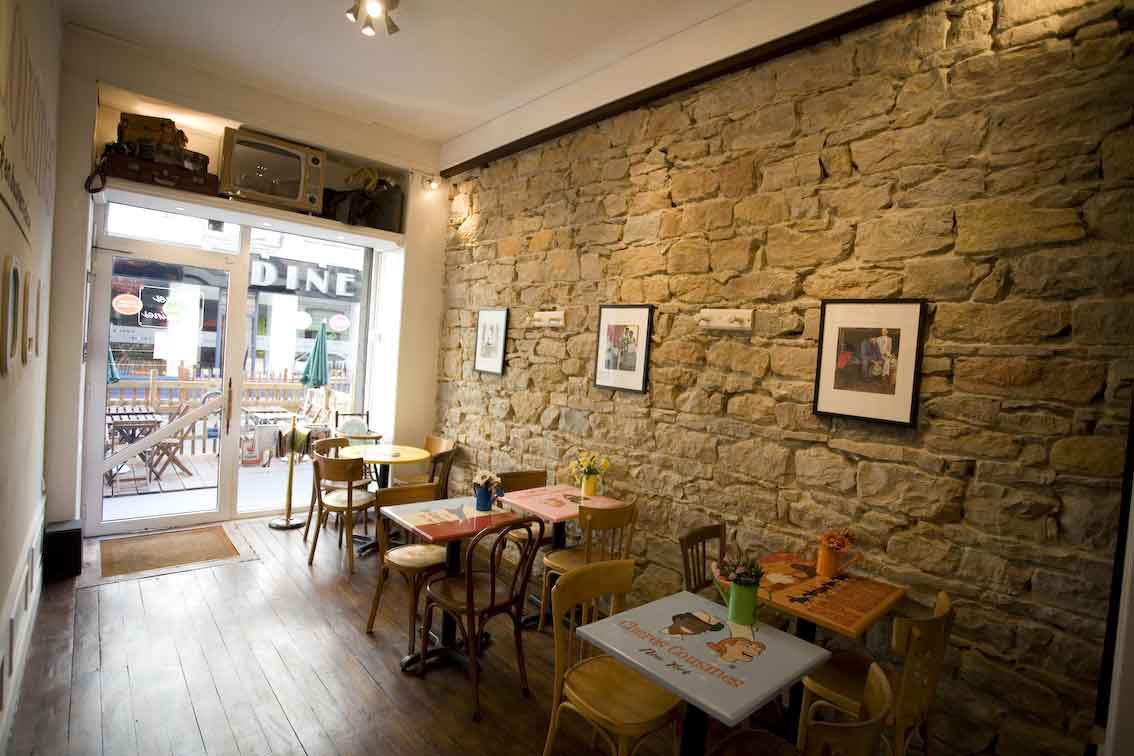 salle de restau avec mur en pierre