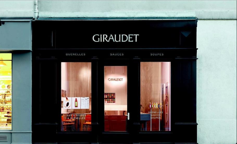 Devanture éclairée du Giraudet