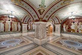 intérieur musée avec voutes anciennes