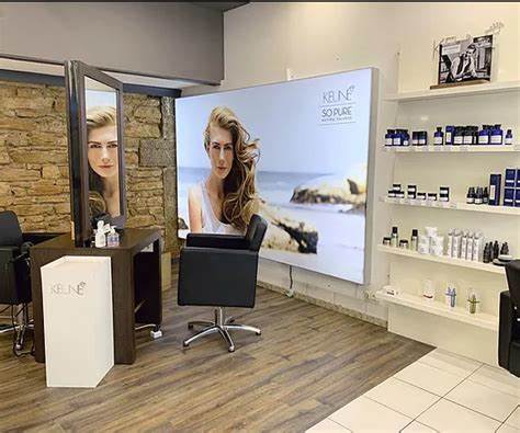 intérieur salon de coiffure avec produits pour cheveux dans des étagères