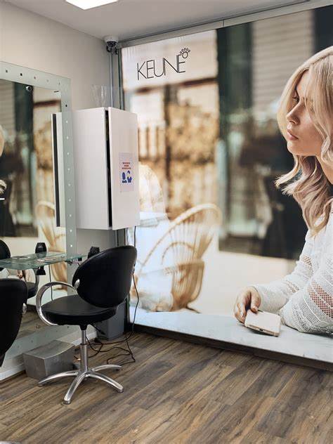 Salon de coiffure, sèche cheveux, coiffures