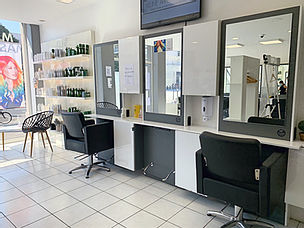 intérieur lumineux du salon de coiffure 